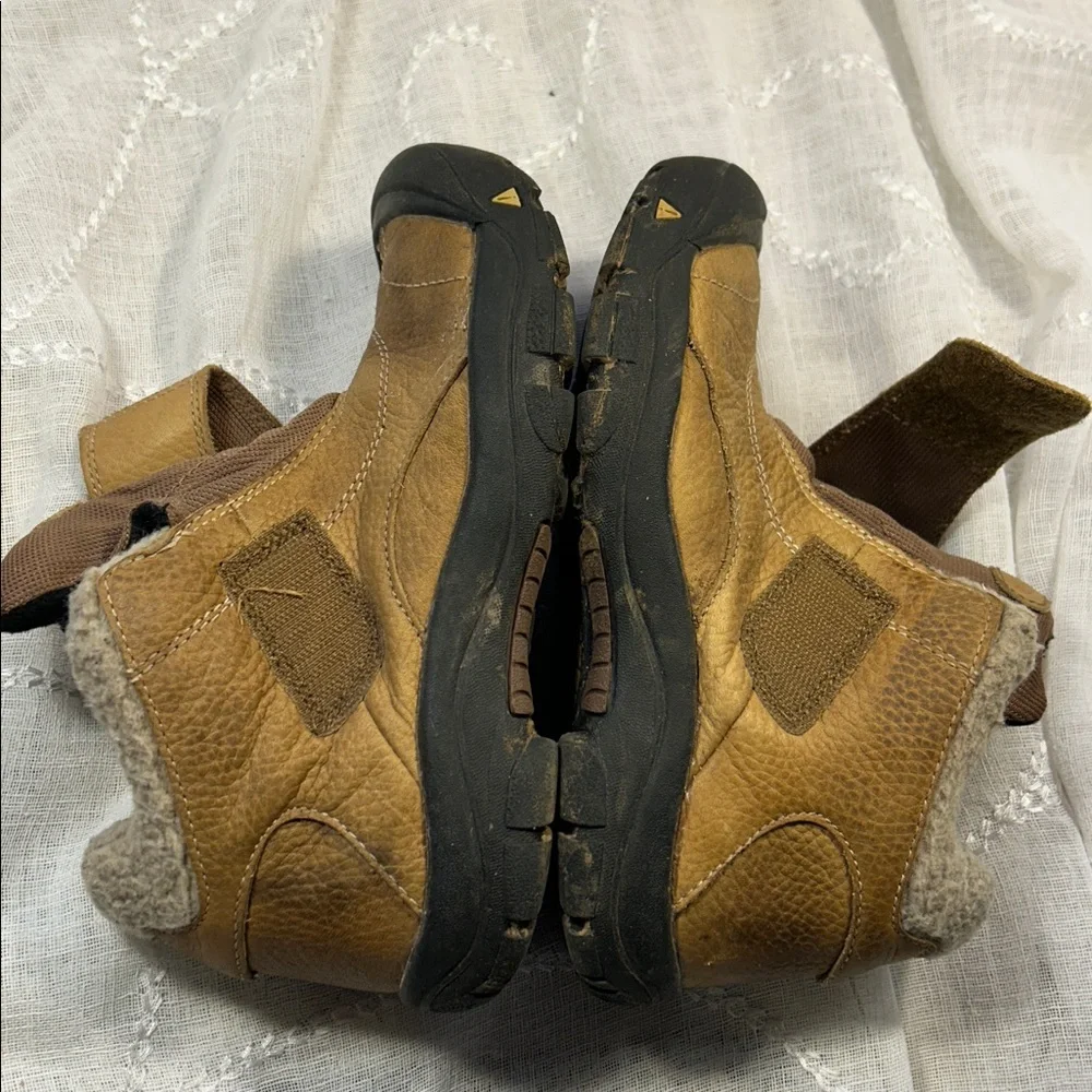 Keen leather ankle booties stamped sz 4